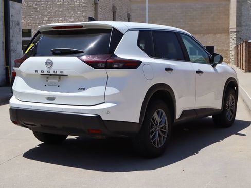 Used 2024 Nissan Rogue S AWD/4WD image 3