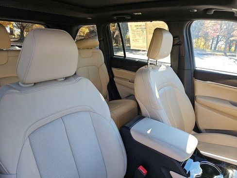 Used 2023 Jeep Grand Cherokee Limited w/ Luxury Tech Group II image 12