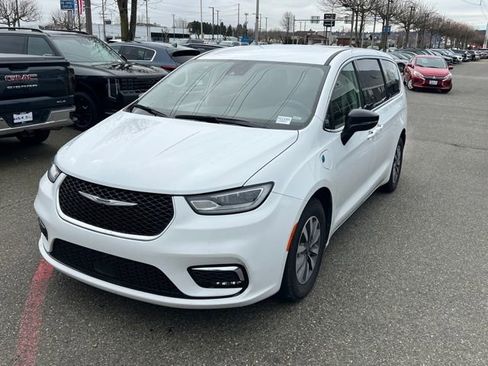 Used 2024 Chrysler Pacifica Select image 3