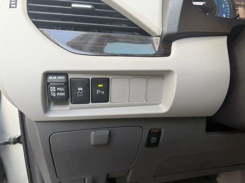 Used 2020 Toyota Sienna XLE w/ XLE Navigation Package FWD image 11