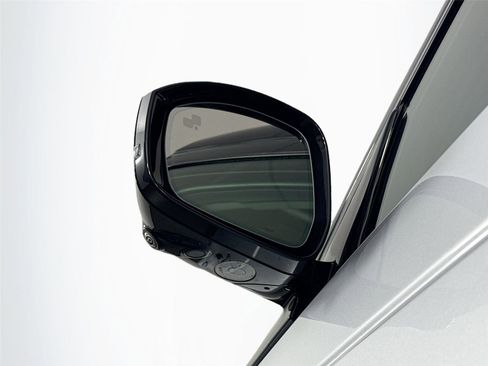 Used 2024 Land Rover Discovery S image 5