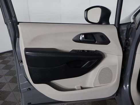 Used 2023 Chrysler Pacifica Touring-L FWD image 21