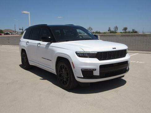Used 2023 Jeep Grand Cherokee L Summit AWD/4WD image 2