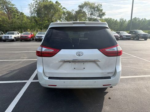 Used 2019 Toyota Sienna Limited Premium w/ Carpet Mat Package FWD image 6