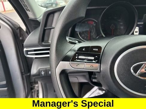 Used 2023 Hyundai Elantra SE image 17