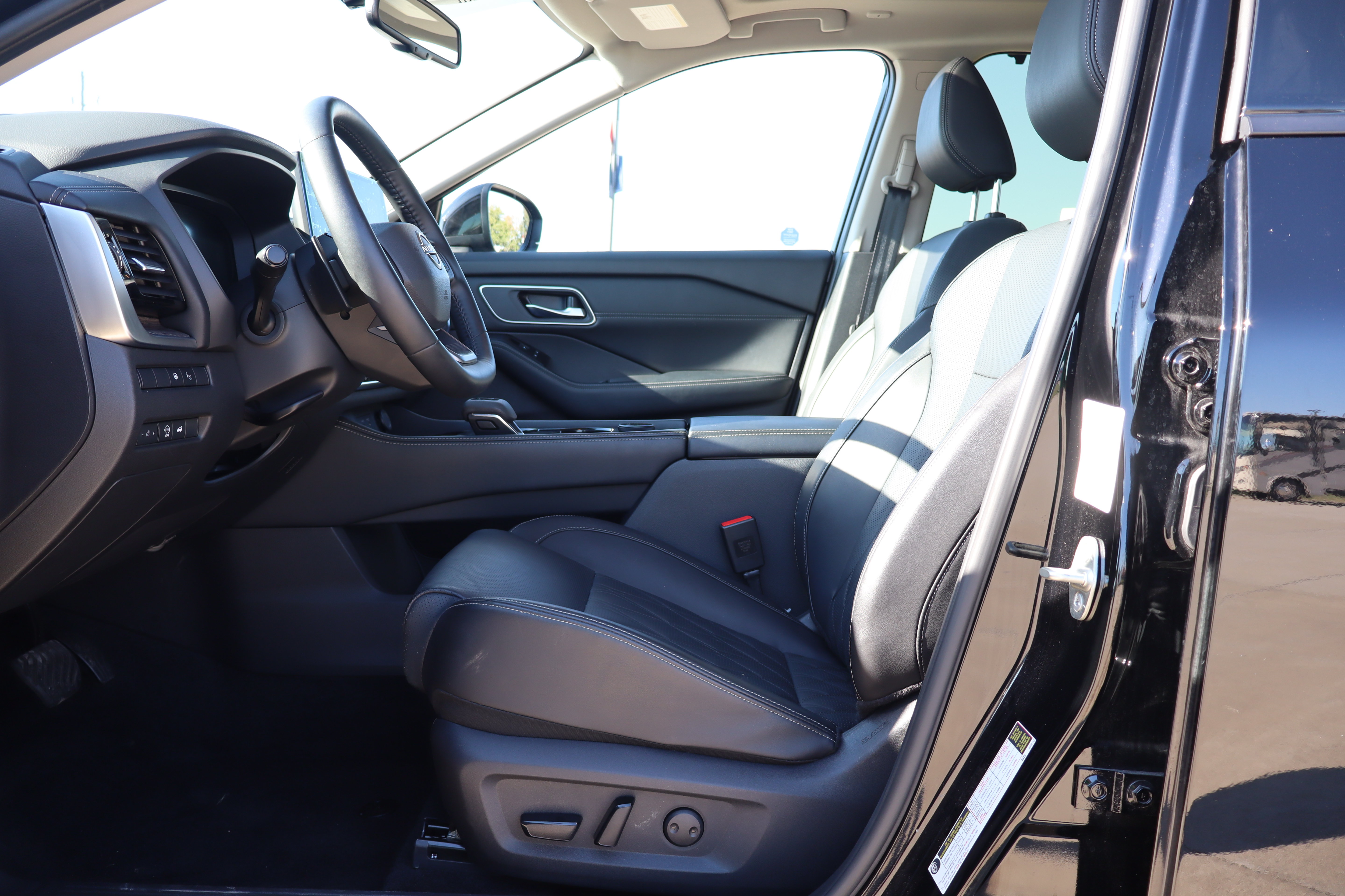Used 2026 Nissan Rogue Platinum w/ Platinum Premium Package AWD/4WD image 10