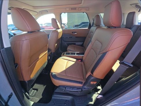 Certified 2025 Nissan Pathfinder Platinum image 4
