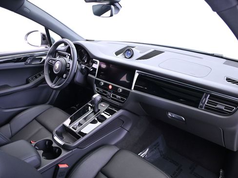 Certified 2025 Porsche Macan image 27