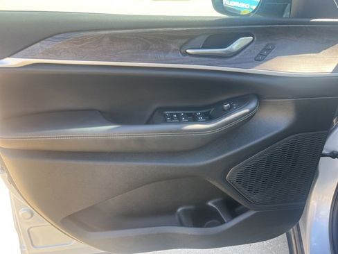 Used 2024 Jeep Grand Cherokee Limited w/ Black Appearance Package image 12