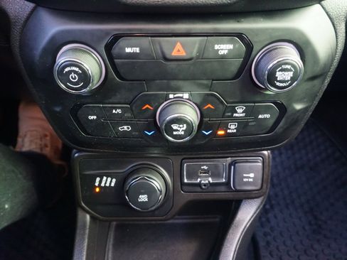 Used 2020 Jeep Renegade Latitude w/ Cold Weather Group image 15