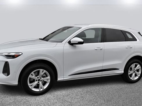 Certified 2025 Audi Q5 Premium w/ Convenience Package image 3