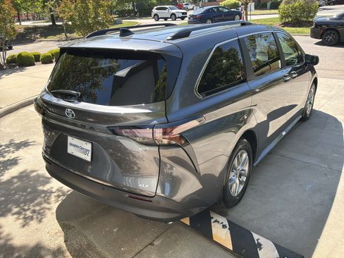 Used 2025 Toyota Sienna XLE w/ XLE Plus Package image 12