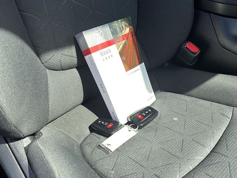 Used 2020 Toyota RAV4 XLE w/ Convenience Package image 17