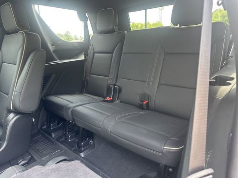 Used 2024 GMC Yukon SLT w/ SLT Luxury Package image 29