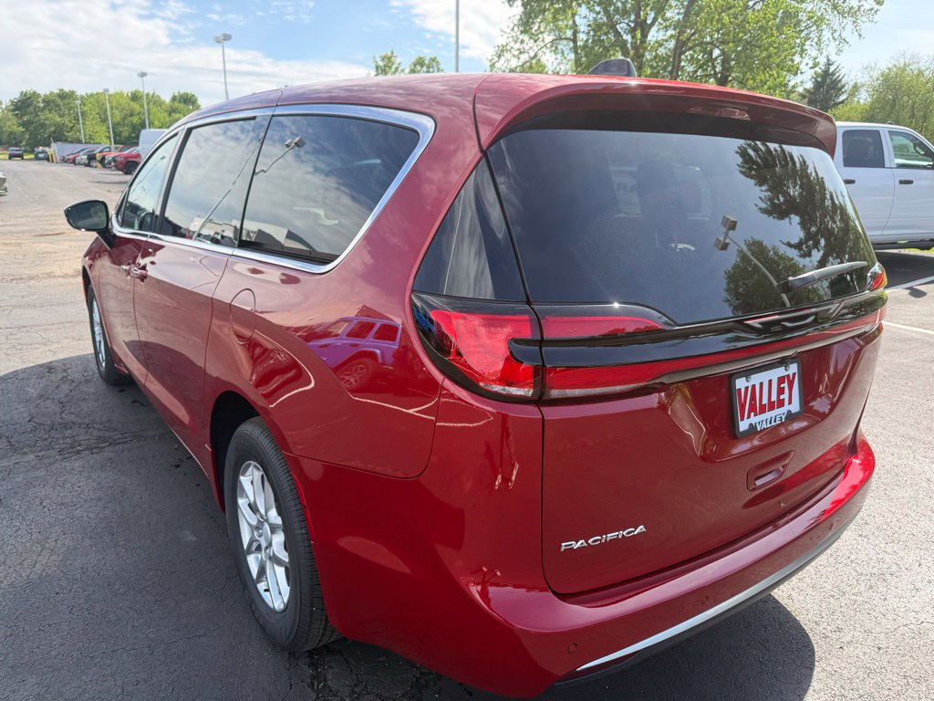 New 2027 Chrysler Pacifica Select w/ Family Tech Group FWD image 5