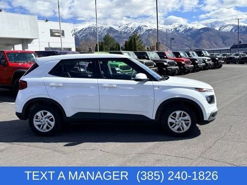 Used 2025 Hyundai Venue SE image 2