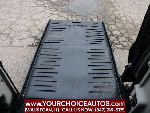 Used 2018 Chrysler Pacifica Touring-L image 21