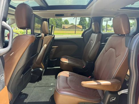 Used 2017 Chrysler Pacifica Limited FWD image 16