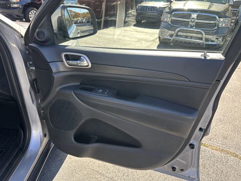 Used 2016 Jeep Grand Cherokee Laredo image 16