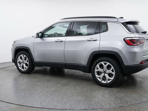 Used 2025 Jeep Compass Latitude AWD/4WD image 6