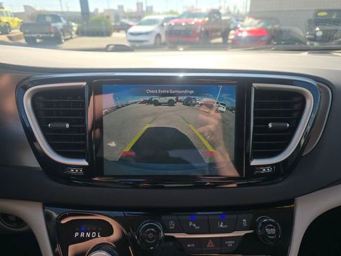 Used 2024 Chrysler Pacifica Touring-L FWD image 18