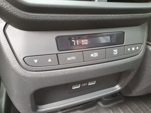 Used 2023 Honda Pilot Touring image 13