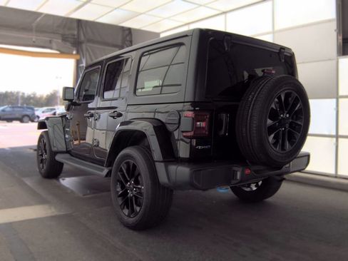 Used 2022 Jeep Wrangler Unlimited Sahara w/ Cold Weather Group AWD/4WD image 4