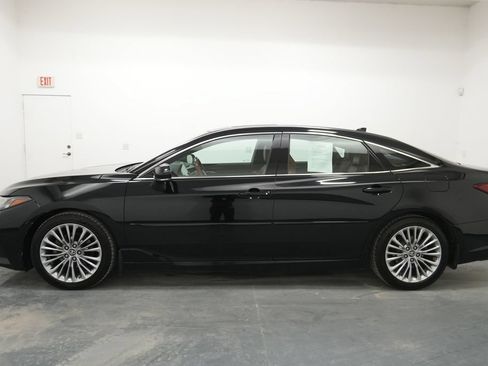 Used 2019 Toyota Avalon Limited FWD image 4