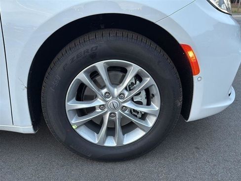 New 2026 Chrysler Pacifica Select image 12