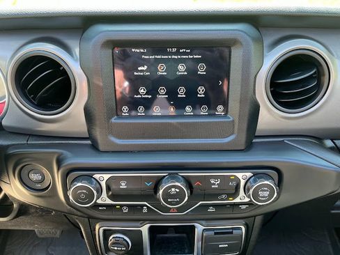 Used 2022 Jeep Gladiator Sport AWD/4WD image 18