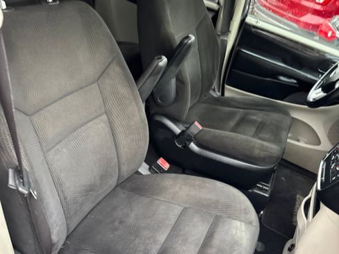 Used 2017 Dodge Grand Caravan SE w/ UConnect Hands-Free Group image 7