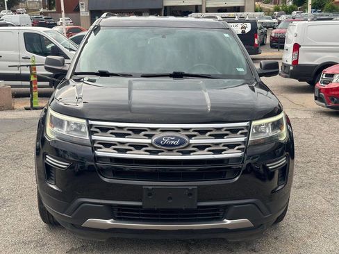Used 2018 Ford Explorer XLT image 2