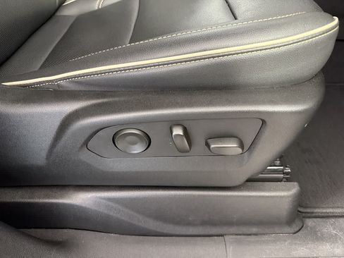 Used 2024 GMC Yukon SLT RWD image 25