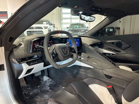 Used 2023 Chevrolet Corvette Stingray Premium Conv w/ Z51 Performance Package RWD image 23