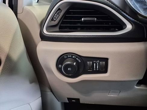 Used 2024 Chrysler Pacifica Touring-L image 17