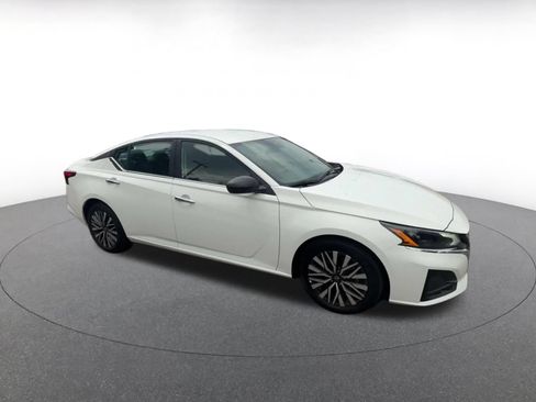 Used 2025 Nissan Altima 2.5 SV FWD image 2