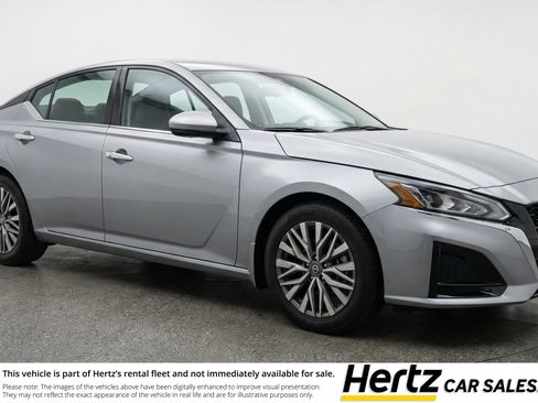 Used 2025 Nissan Altima 2.5 SV image 1
