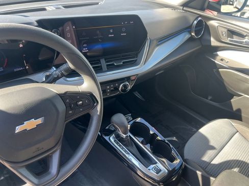 Used 2025 Chevrolet Trax LT FWD image 20