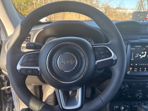 Used 2023 Jeep Renegade Latitude image 12