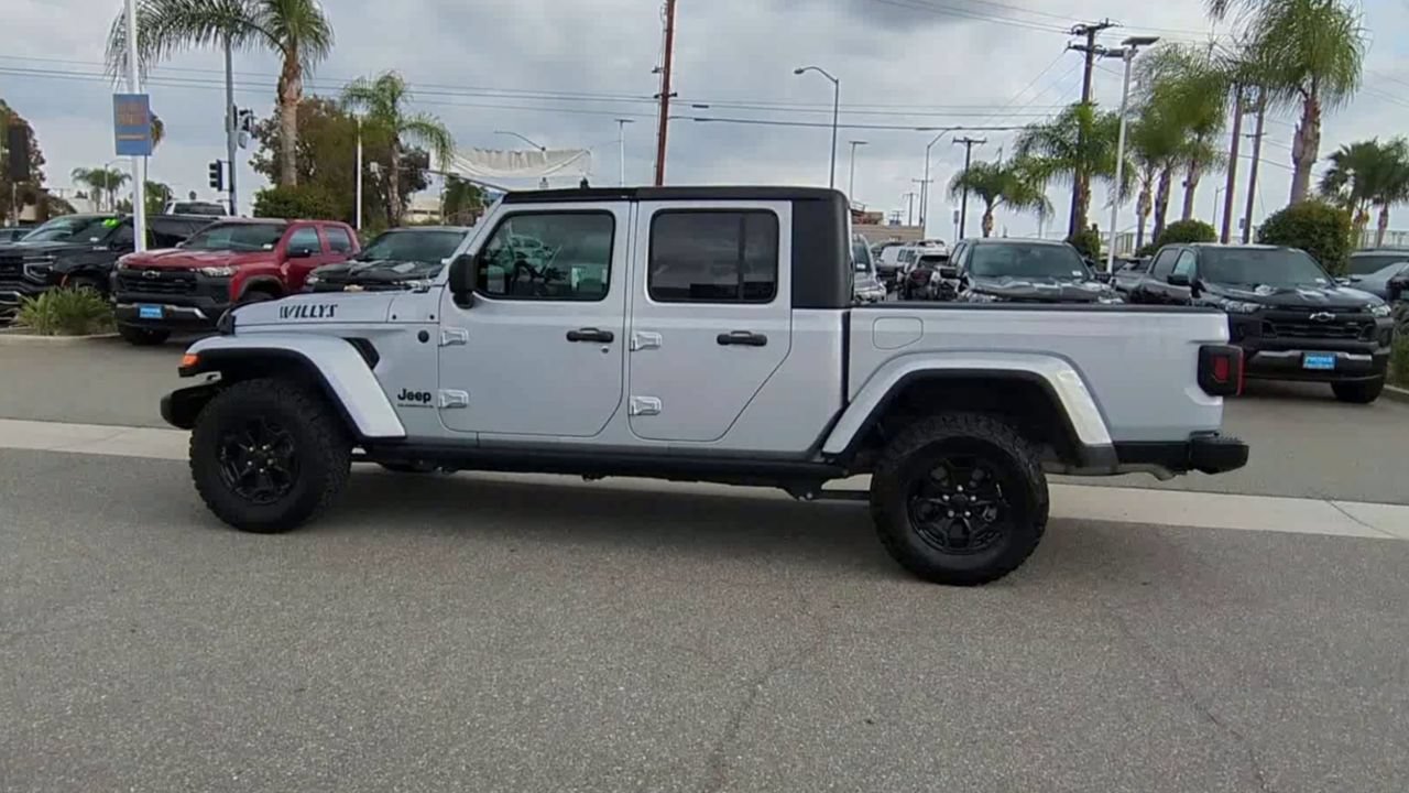 Used 2023 Jeep Gladiator Sport AWD/4WD image 5
