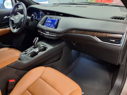 Certified 2023 Cadillac XT4 Premium Luxury w/ Technology Package FWD image 9