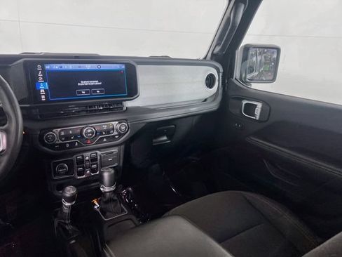 Used 2025 Jeep Wrangler Unlimited Sahara AWD/4WD image 16