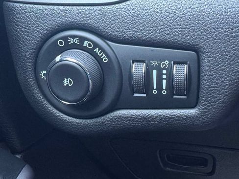 Used 2021 Jeep Cherokee Latitude Plus FWD image 31