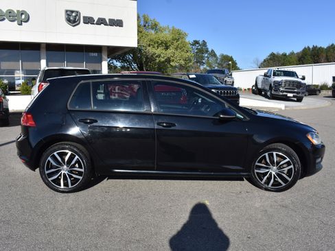 Used 2017 Volkswagen Golf SE image 10