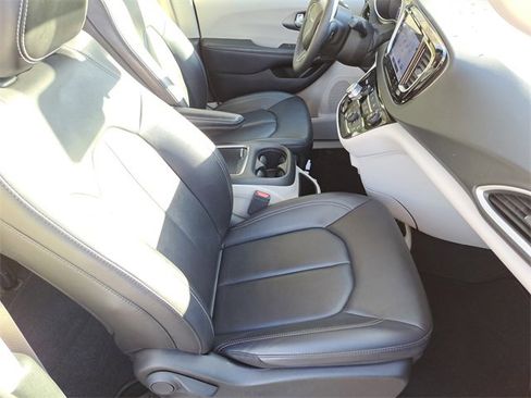 Used 2024 Chrysler Pacifica Touring-L image 23