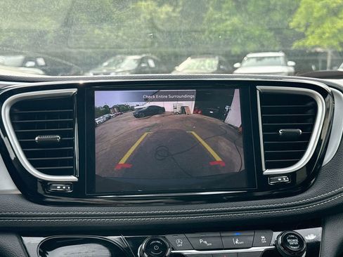 Used 2025 Chrysler Pacifica Limited FWD image 14