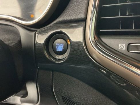 Used 2017 Jeep Grand Cherokee Laredo image 23