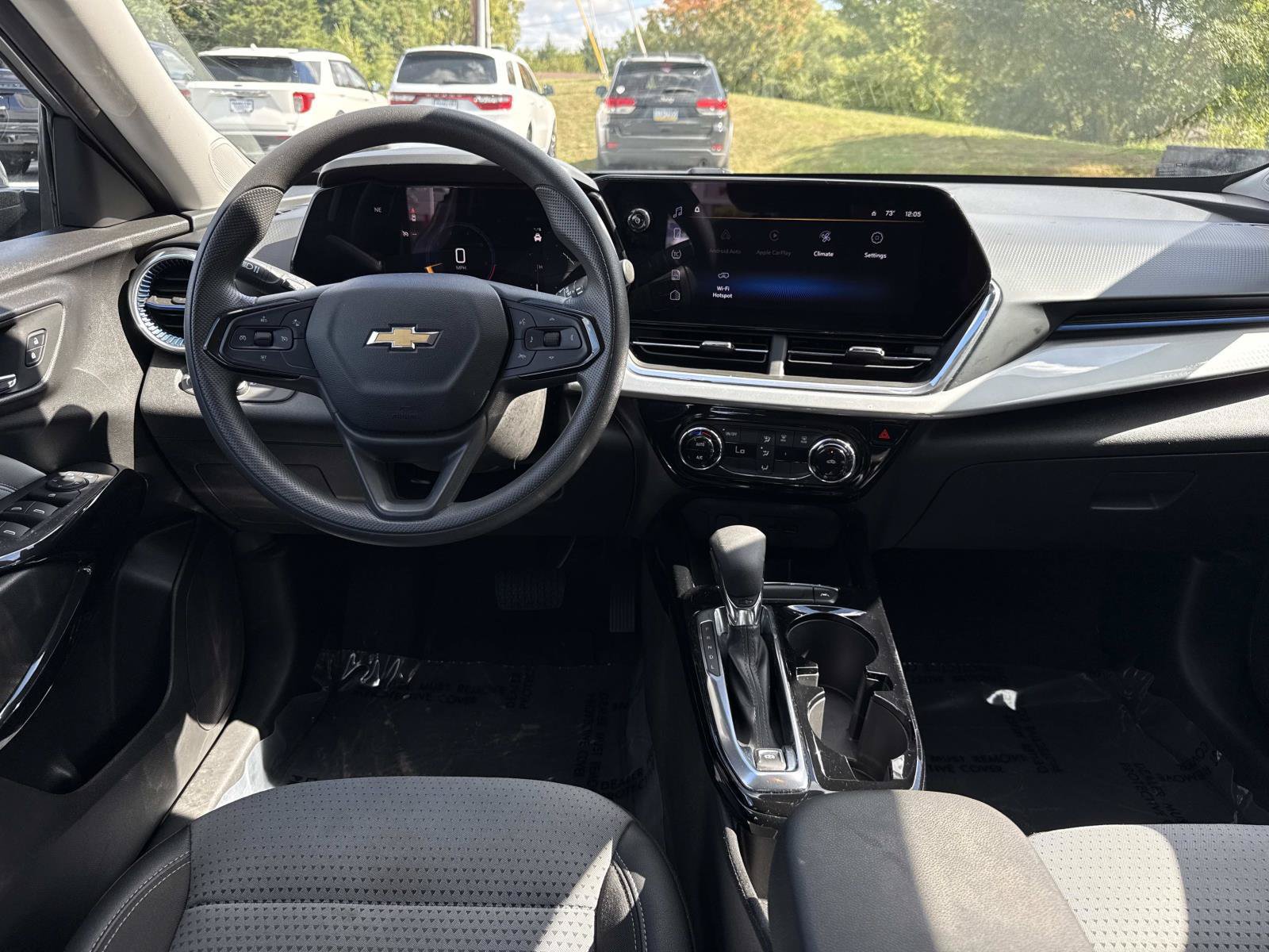 Used 2025 Chevrolet Trax LT FWD image 8