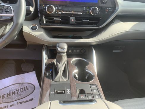 Used 2024 Toyota Highlander Platinum image 23