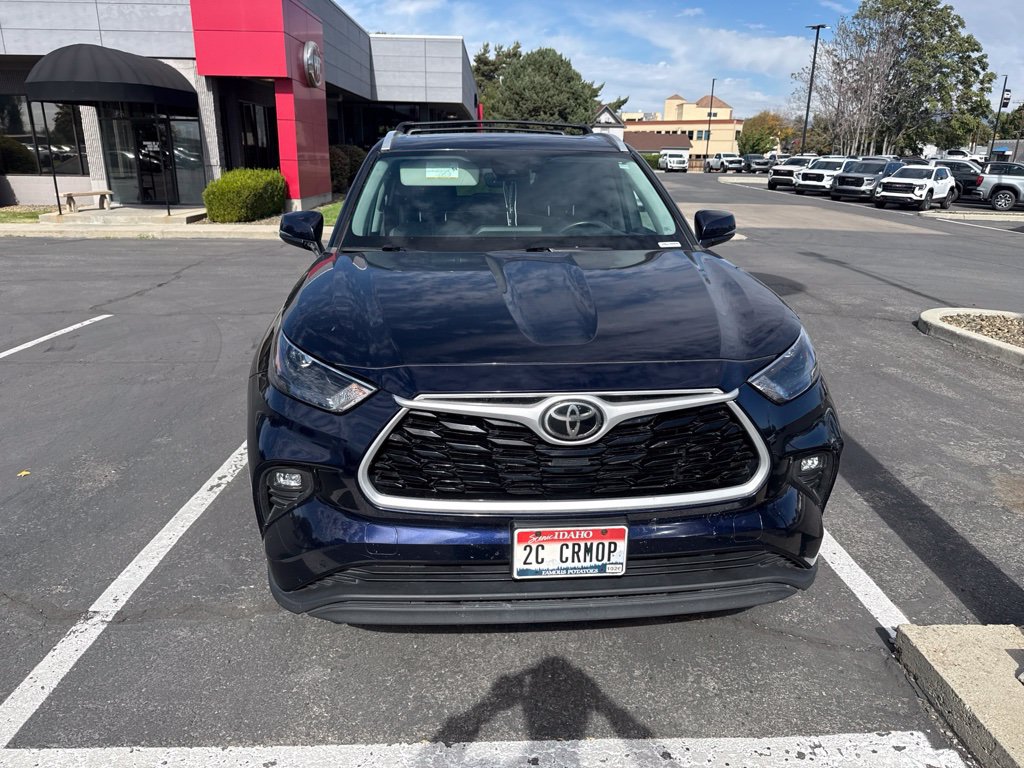 Used 2022 Toyota Highlander XLE AWD/4WD image 8